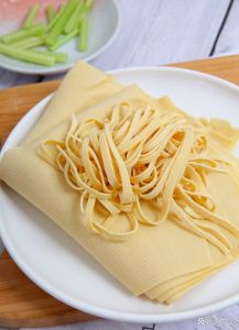 豆皮千张腌制需要弄熟吗_豆皮预处理炒制技巧，入味柔韧超简单