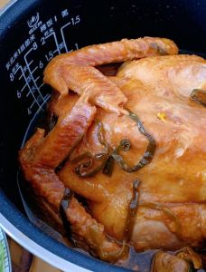 电饭煲无水炖鸡的做法_电饭煲蒸出鲜嫩多汁