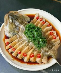 清蒸鲤鱼的家常做法_去腥入味，鲜美可口！