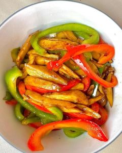 杏鲍菇炒豌豆的做法_杏鲍菇炒豌豆，家常美味，营养丰富！