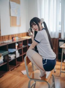 双马尾白丝jk体操服造型中的红桃元素分析：美食文化与审美创意融合的时尚表达