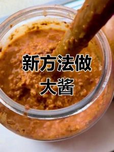 自己做大酱最快的方法_黄豆炒焦煮烂碾碎发酵做大酱