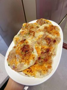 纯牛肉饼的做法_耐心揉面，牛肉饼配热粥，简单美味