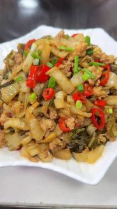 酸白菜炒猪肉做法大全_酸白菜炒肉丝，夏日开胃下饭好菜
