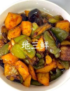 地三鲜指哪三种食材_东北地三鲜，土豆茄子青椒，家常下饭菜
