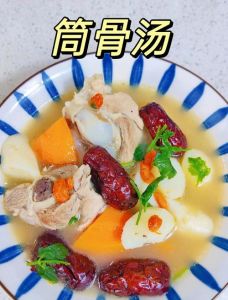 筒子骨炖汤的做法大全家常_筒骨炖汤浓白鲜，配菜多样营养好