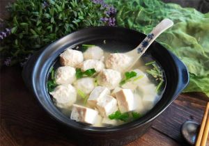 鱼丸豆腐汤家常做法_鲅鱼豆腐汤，鲜美营养家常菜