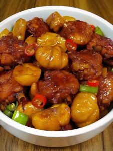 板栗烧鸡的家常做法_香甜软糯，家常团圆菜