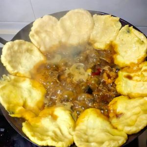 锅贴包的家常做法_中筋面粉温水做面皮，肉馅白菜调上劲，电饼档煎出金黄脆皮