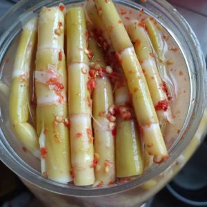 酸竹笋的腌制方法_选笋煮晾，装罐加盐酒，发酵食