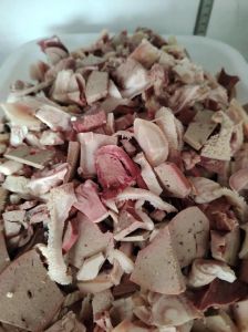 羊杂是羊身上哪个部位的肉_羊杂汤鲜味美，北方传统美食，暖胃补气血