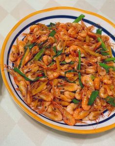 炒小河虾的家常做法_夏季小河虾爆炒美味，鲜嫩可口！