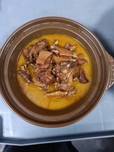 红烧大鹅肉的家常做法_散养母鹅泡水去腥，啤酒炖烂入味香