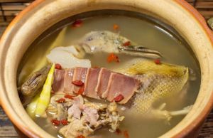 火腿老鸭煲的家常做法_老鸭笋干火腿砂锅汤，咸鲜软烂，暖心暖胃