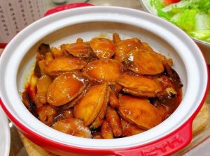 鲍鱼一品海鲜煲做法_做法详解，鲜香入味