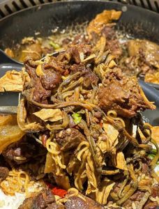 老鹅肉红烧干豇豆和土豆的做法_鹅块豇豆家常菜，啤酒炖出浓郁香