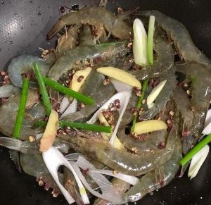 白灼虾一般水煮几分钟_白灼虾多久煮？大小鲜度来定