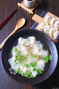 冷冻馄饨要煮几分钟_水开下锅，浮起再煮5分钟