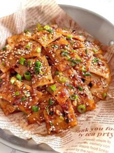酱香饼变脆的5个绝招_盐提味醒发保酥脆，酱料炒香熬浓稠，擀面加油酥起层，烙饼分火煎金黄脆