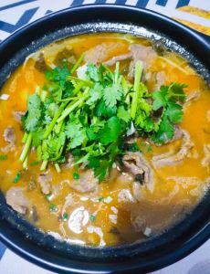 酸菜炖牛肉家常做法_东北酸菜炖牛肉，家常美味，暖心暖胃！