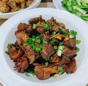 红烧鸭子的家常做法_家常红烧鸭块，肉嫩酱香，做法简单！