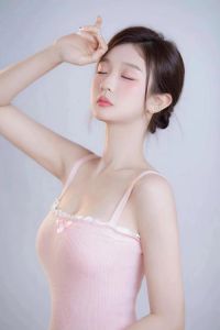 粉嫩小妹妹吊带裙彰显独特身材魅力，甜美穿搭风格解析及美食文化中少女系菜肴风格赏析