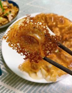 冰冻煎饺几分钟才能熟透_煮冻饺子水开后下锅，煮沸后加冷水，浮起皮透即熟