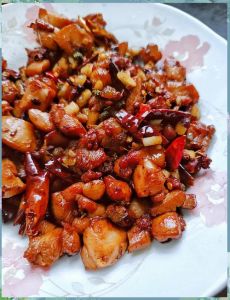 辣子鸡火锅做法步骤_酥鸡炒香料，炖煮美味