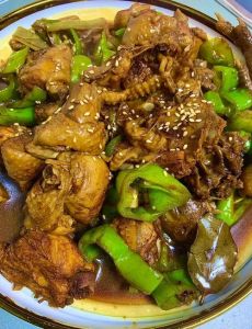 小炒鸡家常做法简单_家常小炒鸡，鲜嫩美味易做