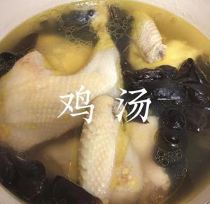 砂锅炖鸡汤的家常做法_砂锅三黄鸡汤，暖胃鲜美，冬日家常菜！