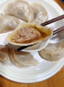 速冻饺子怎么做蒸饺_防粘火候时间，皮薄馅多汁！