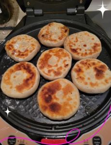 电饼铛煎生肉馅饼几分钟_电饼铛做馅饼，预热刷油按菱形，煎出外焦里嫩香