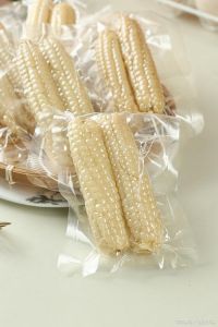 真空包装的煮熟玉米怎么吃_熟玉米真空包装怎么吃？微波蒸煮各有妙！
