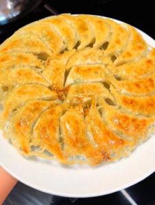 外焦里嫩的煎饺只需要几分钟_北京秋凉早餐，自制美味煎饺！