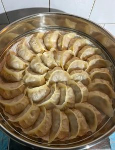 蒸饺水开了蒸几分钟_蒸饺多久蒸熟？小饺10-15分钟，大饺20-25分