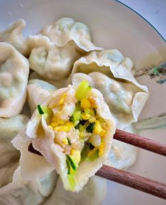 虾仁与什么搭配包饺子_韭菜玉米黄瓜猪肉香菇，五味随心尝！