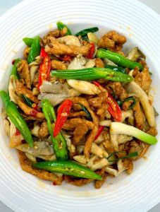 鸡肉炒平菇的家常做法_秋季鸡肉炒平菇，营养美味易消化