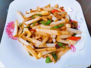 花生苗炒肉的家常做法_花生苗炒五花肉，脆嫩美味下饭菜