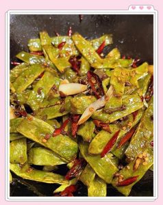 架豆王怎么炒_肉末炒架豆香，家常菜变佳肴