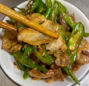 青椒炒肉的青椒能不能焯水_青椒炒肉焯不焯水？做法大！