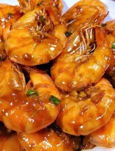 家常油焖大虾简单做法_选虾腌料煎金黄，收汁入味真美味！