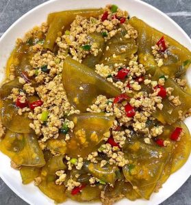 炖肉皮家常做法_烧掉毛发再炖煮，猪皮冻这样做就对了！