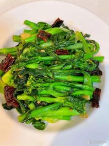 油菜炒前用焯水吗_炒油菜要不要焯水？口感营养怎么选？