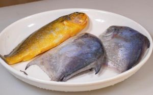 清蒸海鲜杂鱼的做法大全家常做法_淀粉水去黏液，姜葱腌入味，大火蒸8分钟，清蒸鱼鲜嫩可口！