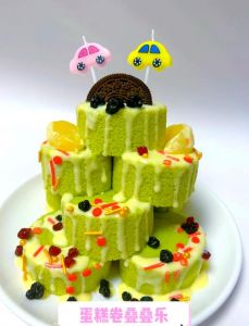 瑞士卷叠叠乐生日蛋糕的做法_冷冻蛋清加糖打发，轻柔混合防消泡，巧克力和水果装饰，新手易做的蛋糕卷