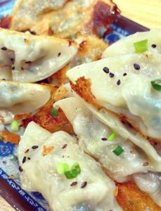 韭菜素锅贴做法_韭菜素锅贴，外酥里嫩，鲜香可口！