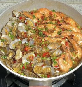大杂烩海鲜乱炖的做法_活鲜食材巧处理，红油炖菜香又鲜