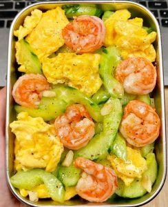 虾仁炒黄瓜家常做法_虾仁炒黄瓜，鲜甜下饭