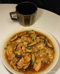 鲜香菇炖肉要焯水吗_香菇炖肉要不要焯水？看这几点！