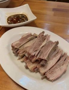 大厨教你正宗宁夏手抓羊肉做法_手抓羊肉香绝！宁夏滩羊做法简单，鲜嫩不膻